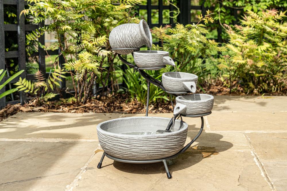 Solar-Wasserbrunnen mit Solarmodul im Garten aufgebaut